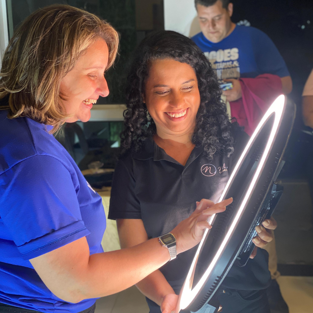 Totem Ring Light  em evento de mulheres